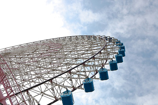 포토 JPG 주간 해외풍경 해외 아시아 로우앵글 하늘 풍경 사람없음 야외 일본 기계 놀이공원 원형 놀이기구 순환 대관람차 요코하마 국내포토 자연요소 도형 나라 뷰포인트 모션 테마파크 파일형식