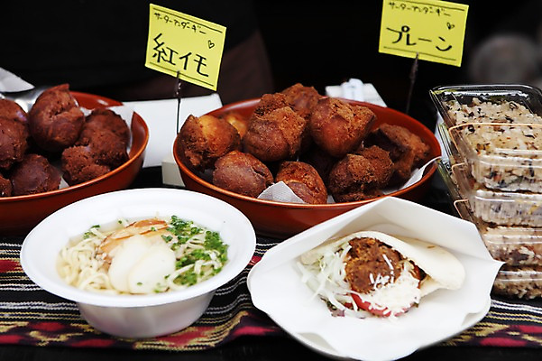 포토 JPG 주간 해외풍경 해외 아시아 음식 탁자 밥 디저트 종류 사람없음 야외 상점 식당 일본 전시 다양 전통음식 시장 도넛 국수 가격표 요코하마 국내포토 자연요소 전통 나라 가구 다수 풍경 면류 파일형식