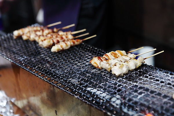 포토 JPG 주간 해외 아시아 음식 불 디저트 거리 사람없음 야외 아웃포커스 상점 일본 꼬치 그릴 바비큐 굽기 군것질 꼬치구이 노점 철망 숯불 요코하마 국내포토 자연요소 나라 주방용품 촬영기법 구이 파일형식
