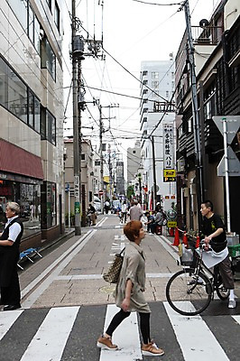 포토 JPG 주간 해외풍경 해외 여자 남자 아시아 도로 길 이동 거리 거리풍경 사람 동양인 풍경 여러명 성인 야외 건물 도시풍경 걷기 상점 일본 자전거 원근감 도시 보행자 횡단보도 골목길 일본인 전봇대 건너기 요코하마 성인만 국내포토 자연요소 외국인 건축물 공공시설 나라 뷰포인트 다수 컨셉 교통시설 모션 인종 바이크 보행로 파일형식