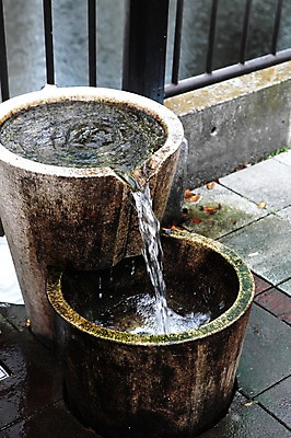 포토 JPG 주간 해외풍경 해외 아시아 거리 이끼 풍경 사람없음 야외 물 일본 흐름 빈티지 샘물 식수 우물 요코하마 지하수 국내포토 자연요소 나라 컨셉 파일형식