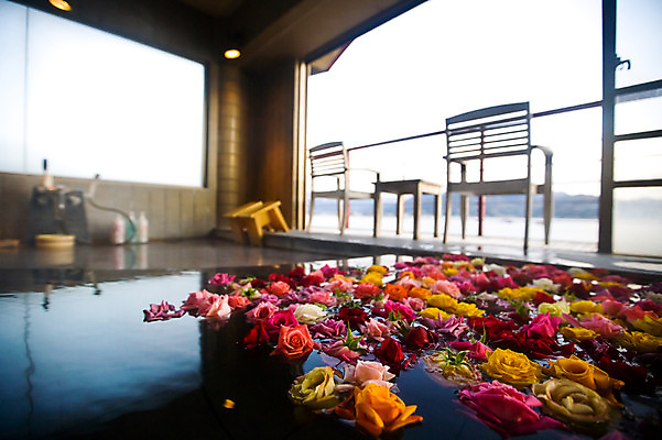 포토 JPG 주간 식물 해외풍경 해외 꽃 아시아 의자 리조트 풍경 사람없음 야외 아웃포커스 물 위생용품 일본 온천 스파 노천 노천온천 돗토리 국내포토 자연요소 나라 가구 생활용품 촬영기법 파일형식