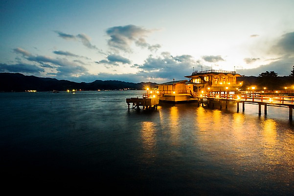 포토 JPG 구름 해외풍경 해외 건축물 아시아 호수 바다 야경 자연 하늘 리조트 조명 산 사람없음 야외 건물 빛 일본 온천 노천온천 돗토리 국내포토 자연요소 건축 나라 풍경 스파 야간 생태계 파일형식 풍경_경치