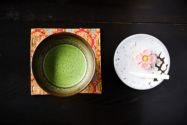 포토 JPG 해외 그릇 접시 아시아 음료 음식 포크 꽃무늬 일본문화 탁자 떡 실내 사람없음 하이앵글 도자기 차 찻잔 오브젝트 다과 도카이 일본음식 국내포토 동양문화 식기 꽃 나라 뷰포인트 외국문화 가구 무늬 디저트 잔 내부 파일형식