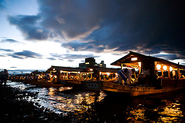 포토 JPG 구름 해외풍경 해외 아시아 바다 수상교통 하늘 조명 사람 앉기 풍경 여러명 성인 해변 야외 빛 상점 식당 일본 어선 야간 고객 도카이 선박 성인만 국내포토 자연요소 나라 교통수단 다수 배_교통 모션 파일형식