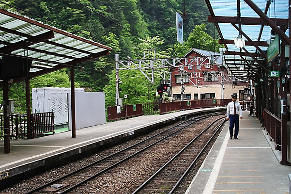포토 JPG 주간 나무 해외풍경 해외 남자 아시아 사람 풍경 성인 야외 두명 일본 기찻길 기차 역사 역 숲 신호등 승무원 플랫폼 도야마 남자만 성인남자만 성인만 철도의날 국내포토 자연요소 식물 직업 나라 육상교통 교통시설 대중교통 파일형식 법정기념일