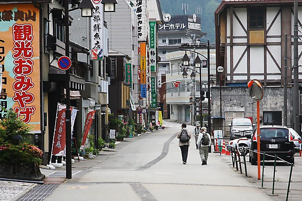 포토 JPG 주간 해외풍경 해외 건축물 남자 아시아 고건축 가로등 일본문화 자동차 거리 주택 간판 거리풍경 사람 풍경 성인 야외 건물 뒷모습 세명 도시풍경 마을 상점 일본 도시 골목길 이층집 도야마 남자만 성인남자만 성인만 국내포토 자연요소 동양문화 공공시설 건축 나라 길 육상교통 뷰포인트 외국문화 파일형식