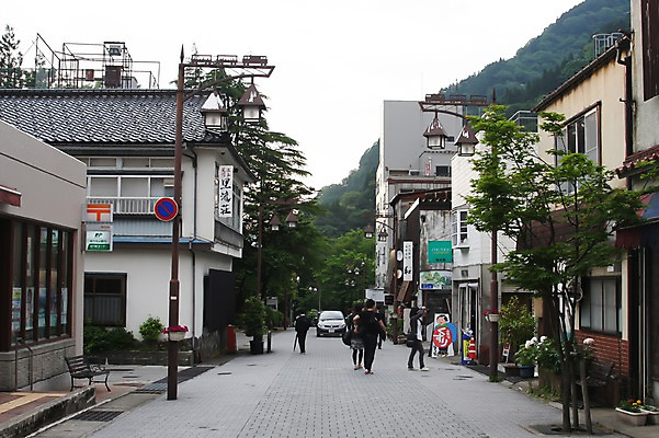 포토 JPG 주간 해외풍경 해외 건축물 여자 남자 아시아 고건축 가로등 일본문화 거리 주택 간판 거리풍경 사람 풍경 여러명 성인 야외 건물 도시풍경 마을 상점 일본 도시 골목길 이층집 도야마 성인만 국내포토 자연요소 동양문화 공공시설 건축 나라 길 외국문화 다수 파일형식
