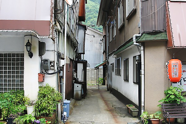 포토 JPG 주간 해외풍경 해외 건축물 아시아 고건축 일본문화 주택 풍경 사람없음 야외 건물 도시풍경 마을 상점 일본 도시 골목길 이층집 도야마 국내포토 자연요소 동양문화 건축 나라 길 외국문화 파일형식