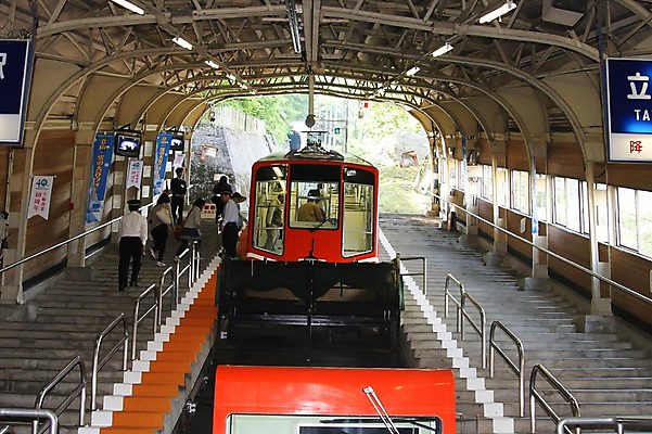 포토 JPG 주간 나무 해외풍경 해외 여자 남자 아시아 안내 실내 사람 풍경 여러명 성인 계단 일본 기찻길 기차 현수막 깃발 역사 역 승차 승무원 플랫폼 도야마 성인만 철도의날 국내포토 자연요소 식물 직업 나라 육상교통 다수 교통시설 모션 대중교통 내부 파일형식 법정기념일