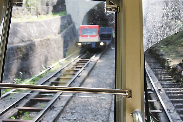 포토 JPG 주간 해외풍경 해외 아시아 벽 창문 돌담 풍경 사람없음 야외 아웃포커스 일본 기찻길 운전 기차 터널 승차 도야마 철도의날 국내포토 자연요소 나라 길 육상교통 모션 대중교통 촬영기법 담장 돌_바위 파일형식 법정기념일