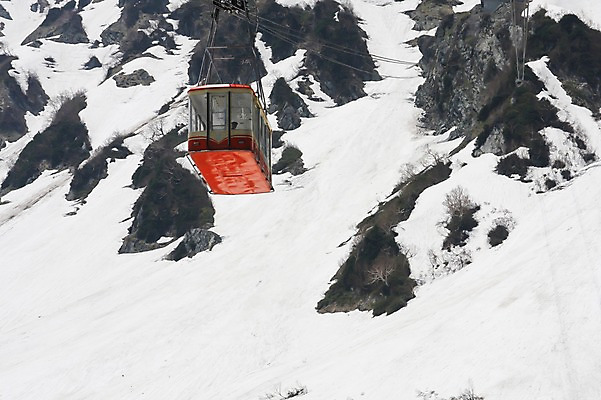 포토 JPG 주간 해외풍경 해외 계절 아시아 교통수단 로우앵글 겨울 산 사람 풍경 야외 일본 기계 장비 돌_바위 바위 눈 운반 승차 케이블카 도야마 국내포토 자연요소 나라 뷰포인트 교통 모션 날씨 파일형식