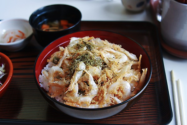 포토 JPG 그릇 아시아 음식 젓가락 식탁 탁자 새우 쟁반 실내 사람없음 아웃포커스 덮밥 국 도야마 새우덮밥 일본음식 국내포토 식기 나라 가구 촬영기법 수저 갑각류 내부 일본 파일형식