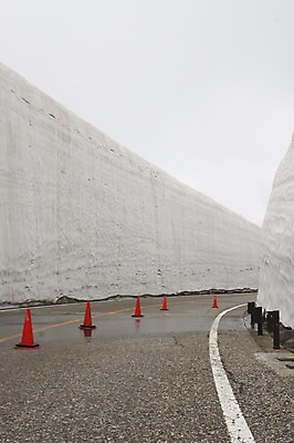 포토 JPG 주간 해외풍경 해외 계절 아시아 도로 겨울 산 경고 풍경 사람없음 야외 일본 고깔모자 눈 도야마 안전표시 칼라콘 국내포토 자연요소 모자_잡화 나라 길 교통시설 표시 날씨 안전장비 파일형식