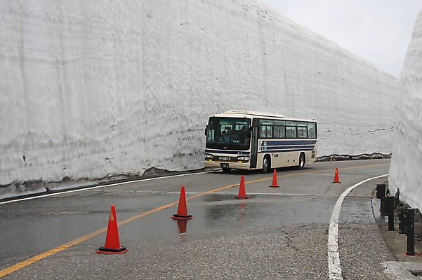 포토 JPG 주간 해외풍경 해외 계절 아시아 도로 겨울 자동차 산 버스 경고 사람 풍경 여러명 성인 야외 일본 고깔모자 눈 운전사 도야마 버스기사 안전표시 칼라콘 성인만 국내포토 자연요소 직업 모자_잡화 나라 길 육상교통 다수 교통시설 표시 날씨 대중교통 안전장비 파일형식