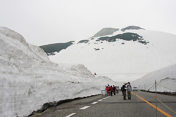 포토 JPG 주간 해외풍경 해외 계절 여자 남자 아시아 도로 길 겨울 자동차 산 사람 풍경 여러명 성인 야외 울타리 일본 눈 도야마 성인만 국내포토 자연요소 나라 육상교통 다수 교통시설 날씨 담장 파일형식