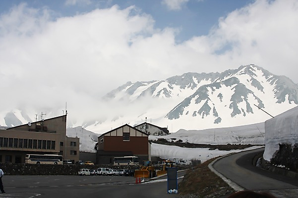 포토 JPG 주간 구름 해외풍경 해외 건축물 계절 아시아 도로 길 겨울 자동차 자연 하늘 산 풍경 사람없음 야외 건물 일본 눈 주차 도야마 관광버스 제설기 국내포토 자연요소 건축 나라 육상교통 교통시설 날씨 버스 생태계 제설 파일형식