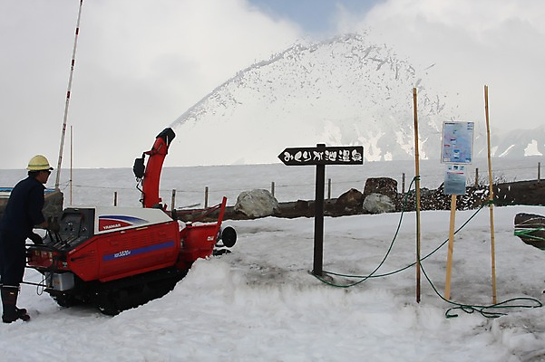 포토 JPG 주간 해외풍경 해외 계절 남자 아시아 겨울 산 한명 사람 풍경 성인 야외 옆모습 일본 팻말 눈 작업 표지판 도야마 제설 제설기 남자만 남자한명만 성인남자만 성인만 국내포토 자연요소 1 나라 뷰포인트 날씨 프레임 알림판 파일형식