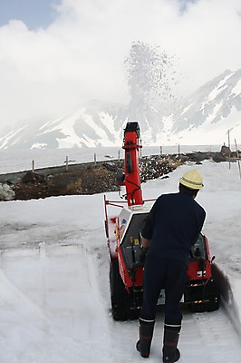 포토 JPG 주간 해외풍경 해외 계절 남자 아시아 겨울 산 한명 사람 풍경 성인 야외 뒷모습 일본 눈 작업 도야마 제설 제설기 남자만 남자한명만 성인남자만 성인만 국내포토 자연요소 1 나라 뷰포인트 날씨 파일형식