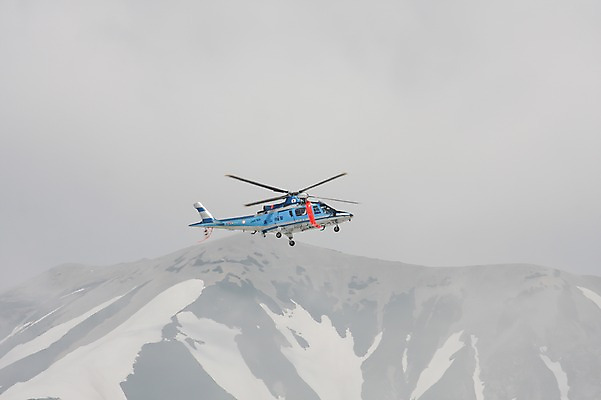 포토 JPG 주간 해외풍경 해외 계절 아시아 겨울 산 비행기 풍경 야외 일본 비행 눈 헬리콥터 승차 구조원 도야마 흐림 국내포토 자연요소 직업 나라 항공교통 모션 날씨 대중교통 파일형식