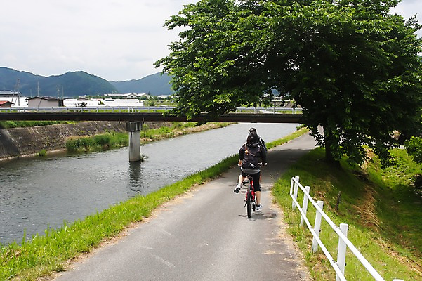 포토 JPG 주간 나무 식물 해외풍경 해외 여자 남자 아시아 도로 길 교통수단 이동 일본문화 주택 사람 풍경 성인 야외 두명 건물 뒷모습 마을 일본 자전거 풀 개울 승차 도야마 성인만 국내포토 자연요소 동양문화 건축물 나라 뷰포인트 외국문화 교통 컨셉 교통시설 모션 강 바이크 파일형식