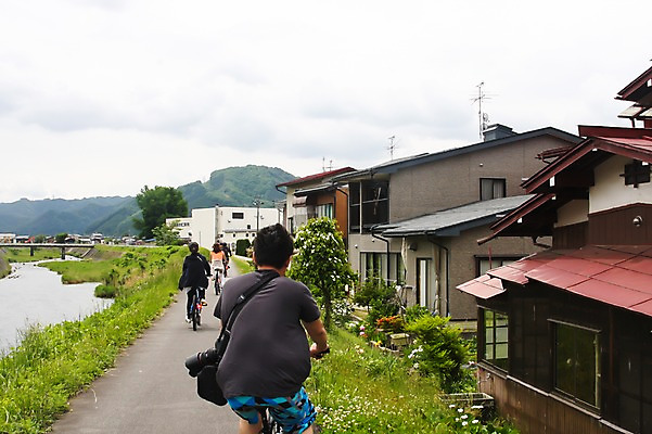 포토 JPG 주간 나무 식물 해외풍경 해외 여자 남자 아시아 도로 길 교통수단 이동 고건축 일본문화 주택 사람 풍경 여러명 성인 야외 건물 뒷모습 마을 일본 자전거 풀 개울 승차 도야마 성인만 국내포토 자연요소 동양문화 건축물 나라 뷰포인트 외국문화 다수 교통 컨셉 교통시설 모션 강 바이크 파일형식