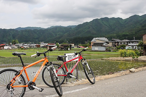 포토 JPG 주간 식물 해외풍경 해외 아시아 도로 길 교통수단 고건축 일본문화 주택 논 풍경 사람없음 야외 건물 농경지 마을 일본 자전거 농촌 도야마 국내포토 자연요소 동양문화 건축물 나라 외국문화 교통 농업 교통시설 농장 바이크 시골 파일형식