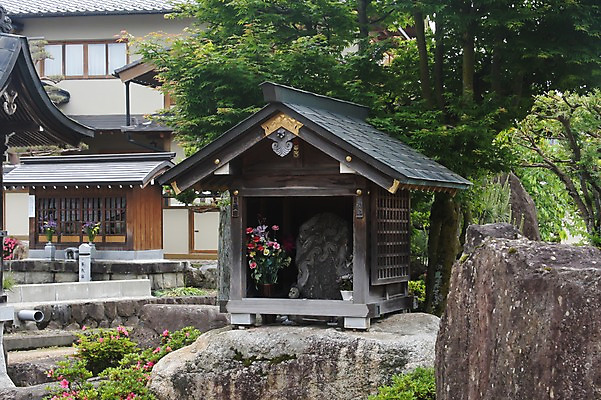 포토 JPG 주간 나무 식물 해외풍경 해외 꽃 아시아 종교 고건축 일본문화 주택 풍경 사람없음 야외 건물 일본 돌_바위 바위 비석 석상 화단 일본건축 도야마 사당 제단 신사_일본건축 국내포토 자연요소 동양문화 건축물 나라 외국문화 동양건축 파일형식