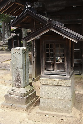 포토 JPG 주간 해외풍경 해외 아시아 종교 고건축 일본문화 주택 풍경 사람없음 야외 건물 일본 돌_바위 비석 석상 일본건축 도야마 사당 제단 신사_일본건축 국내포토 자연요소 동양문화 건축물 나라 외국문화 동양건축 파일형식