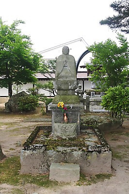 포토 JPG 주간 나무 식물 해외풍경 해외 꽃 아시아 종교 일본문화 풍경 사람없음 야외 건물 동상 일본 꽃병 돌_바위 풀 담기 석상 도야마 제단 국내포토 자연요소 동양문화 건축물 나라 외국문화 모션 조형물 기념물 파일형식