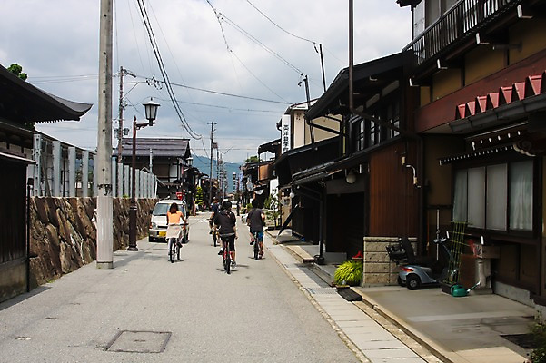 포토 JPG 주간 해외풍경 해외 건축물 아시아 도로 길 육상교통 교통수단 이동 고건축 자동차 거리 주택 거리풍경 사람 풍경 여러명 성인 야외 건물 도시풍경 일본 자전거 전선 승차 전봇대 도야마 성인만 국내포토 자연요소 공공시설 건축 나라 다수 교통 컨셉 교통시설 모션 바이크 도시 파일형식