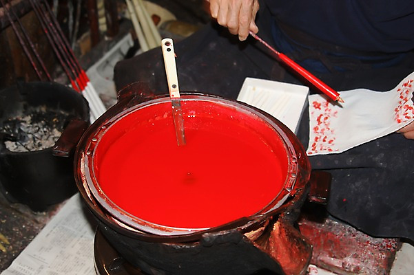 포토 JPG 남자 아시아 공장 실내 한명 사람 앉기 손짓 성인 일본 페인트 붓 작업 제조 오브젝트 검사_조사 만들기 페인트통 화로 도야마 수공예 검수 남자만 남자한명만 성인남자만 성인만 국내포토 1 그릇 나라 공업 모션 통 내부 공예 파일형식