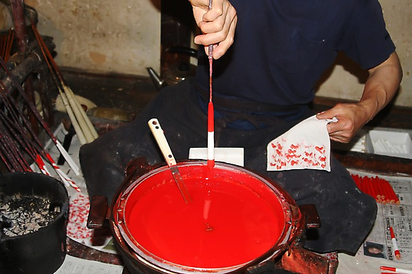 포토 JPG 남자 아시아 공장 실내 한명 사람 앉기 손짓 성인 일본 페인트 붓 작업 제조 오브젝트 검사_조사 만들기 페인트통 화로 도야마 수공예 검수 남자만 남자한명만 성인남자만 성인만 국내포토 1 그릇 나라 공업 모션 통 내부 공예 파일형식