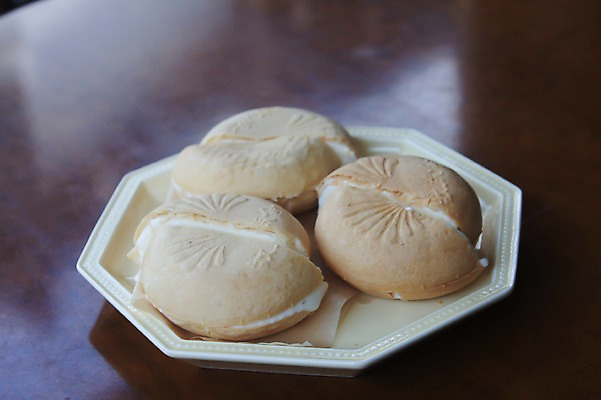 포토 JPG 그릇 접시 아시아 음식 탁자 아이스크림 디저트 실내 사람없음 하이앵글 일본 여러개 담기 반쪽 슬라이스 도야마 국내포토 식기 나라 뷰포인트 가구 다수 모션 내부 파일형식