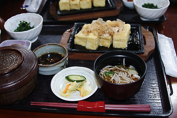 포토 JPG 주간 그릇 일본문화 젓가락 탁자 반찬 쟁반 실내 사람없음 식당 메밀 간장 두부 밥그릇 도야마 일본음식 국내포토 자연요소 동양문화 식기 음식 외국문화 가구 식재료 수저 내부 상점 일본 양념 파일형식