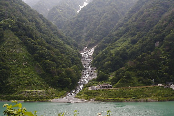 포토 JPG 주간 나무 식물 해외풍경 해외 아시아 자연 주택 풍경 사람없음 야외 건물 물 강 골짜기 계곡 일본 흐름 돌_바위 바위 풀 숲속 숲 도야마 국내포토 자연요소 건축물 나라 컨셉 생태계 파일형식