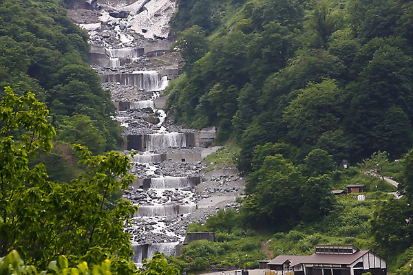 포토 JPG 주간 나무 식물 해외풍경 해외 아시아 자연 주택 풍경 사람없음 야외 건물 물 골짜기 계곡 일본 흐름 돌_바위 바위 풀 숲속 숲 도야마 국내포토 자연요소 건축물 나라 컨셉 생태계 파일형식