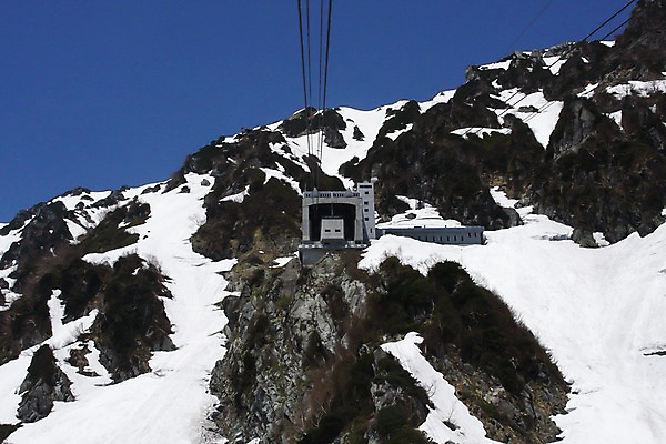 포토 JPG 주간 해외풍경 해외 계절 아시아 줄 교통수단 로우앵글 이동 겨울 하늘 산 풍경 사람없음 야외 일본 전선 굴 눈 터널 케이블카 도야마 국내포토 자연요소 나라 길 뷰포인트 교통 컨셉 날씨 어패류 파일형식