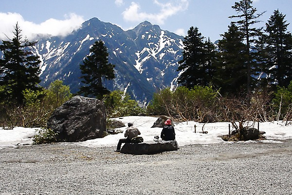 포토 JPG 주간 나무 구름 모자 해외풍경 해외 커플 계절 여자 남자 아시아 겨울 자연 하늘 산 사람 앉기 풍경 성인 야외 두명 뒷모습 일본 돌_바위 바위 눈 도야마 성인만 국내포토 자연요소 식물 잡화 나라 뷰포인트 관계 모션 날씨 생태계 파일형식