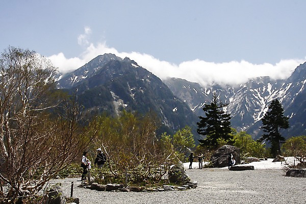 포토 JPG 주간 나무 구름 해외풍경 해외 커플 계절 여자 남자 아시아 여행 겨울 자연 하늘 산 사람 풍경 여러명 성인 야외 일본 눈 구경 도야마 성인만 국내포토 자연요소 식물 나라 다수 관계 날씨 생태계 파일형식