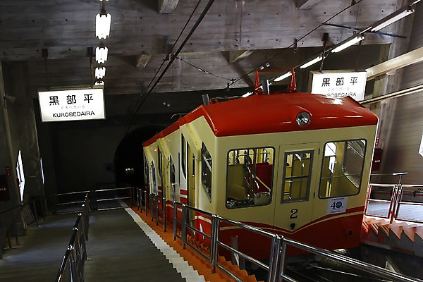 포토 JPG 주간 해외풍경 해외 아시아 교통수단 이동 난간 조명 간판 실내 풍경 사람없음 계단 일본 굴 표지판 터널 형광등 케이블카 도야마 국내포토 자연요소 나라 길 교통 컨셉 어패류 전등 알림판 내부 파일형식