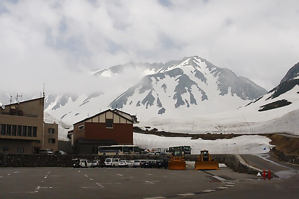 포토 JPG 주간 구름 해외풍경 해외 건축물 계절 아시아 겨울 자동차 자연 하늘 산 풍경 사람없음 야외 건물 일본 눈 주차 도야마 관광버스 제설기 국내포토 자연요소 건축 나라 육상교통 날씨 버스 생태계 제설 파일형식