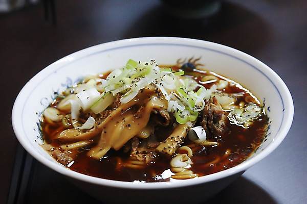 포토 JPG 그릇 아시아 음식 젓가락 탁자 사람없음 아웃포커스 면류 면 고명 국수 담기 깨 국물 파 도야마 육수 한그릇 일본음식 국내포토 1 식기 나라 가구 채소 식재료 모션 촬영기법 수저 일본 조미료 파일형식