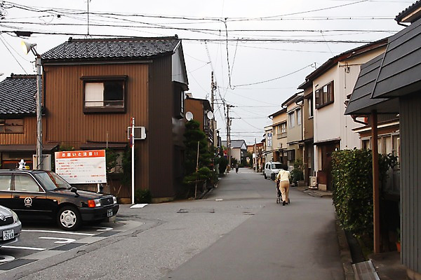 포토 JPG 주간 해외풍경 해외 건축물 아시아 고건축 자동차 거리 주택 거리풍경 사람 풍경 성인 야외 건물 도시풍경 마을 일본 주차 유모차 이층집 도야마 한가함 성인만 국내포토 자연요소 건축 나라 육상교통 컨셉 아기용품 도시 파일형식