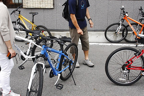 포토 JPG 주간 해외풍경 해외 여자 남자 아시아 교통수단 거리 거리풍경 서기 사람 풍경 성인 야외 두명 도시풍경 일본 자전거 전시 도야마 성인만 국내포토 자연요소 나라 교통 모션 바이크 도시 파일형식