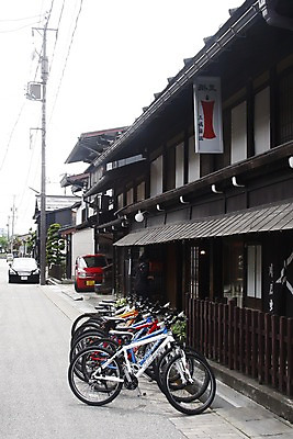 포토 JPG 주간 해외풍경 해외 건축물 아시아 고건축 자동차 거리 거리풍경 풍경 사람없음 야외 건물 도시풍경 상점 일본 자전거 전시 전선 전봇대 도야마 한가함 국내포토 자연요소 공공시설 건축 나라 육상교통 컨셉 바이크 도시 파일형식