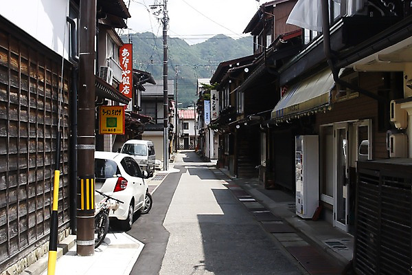 포토 JPG 주간 해외풍경 해외 건축물 아시아 고건축 자동차 거리 주택 거리풍경 풍경 사람없음 야외 건물 도시풍경 상점 일본 원근감 주차 도야마 한가함 국내포토 자연요소 건축 나라 육상교통 뷰포인트 컨셉 도시 파일형식