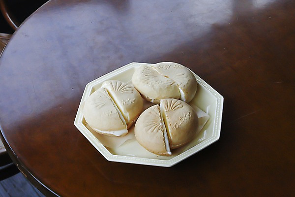 포토 JPG 그릇 접시 아시아 음식 탁자 아이스크림 디저트 실내 사람없음 하이앵글 일본 여러개 담기 반쪽 슬라이스 도야마 국내포토 식기 나라 뷰포인트 가구 다수 모션 내부 파일형식