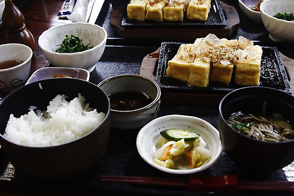 포토 JPG 주간 그릇 일본문화 탁자 밥 반찬 쟁반 실내 사람없음 식당 메밀 국 두부 도야마 일본음식 국내포토 자연요소 동양문화 식기 음식 외국문화 가구 식재료 내부 상점 일본 파일형식