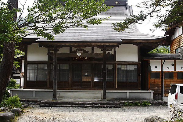 포토 JPG 주간 나무 해외풍경 해외 건축물 아시아 고건축 일본문화 창문 주택 풍경 사람없음 야외 건물 문 일본 현관문 도야마 국내포토 자연요소 식물 동양문화 건축 나라 외국문화 파일형식